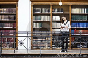 woman-reading-front-bookshelf-14121042