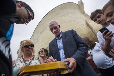 35fb38e200000578-3676331-ken_ham_signs_a_model_ark_ham_was_a_science_teacher_in_queenslan-a-1_1467787724042