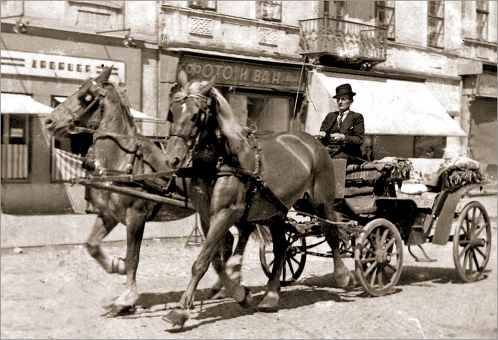 fijaker-dvopreg-neposredna-nakon-drugog-svetskog-rata-cikela-1024x699-1